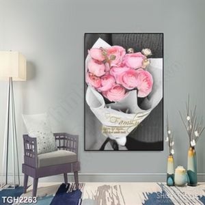 Tranh ghép những bông hồng nhung gói trong giấy báo in 3d