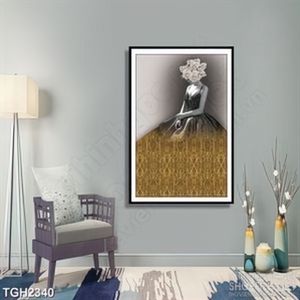 Tranh ghép trang trí phía sau những bông hoa là cô gái đẹp