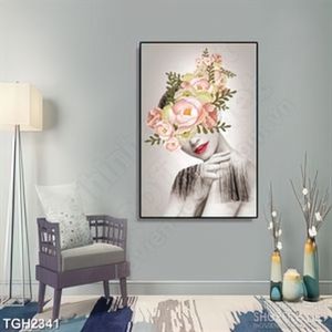 Tranh ghép in uv khuôn mặt đẹp phía sau những bông hoa