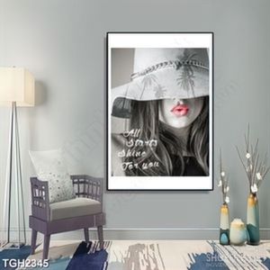 Tranh ghép nghệ thuật cô gái và chiếc mũ che nữa khuôn mặt