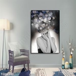 Tranh ghép in uv những ánh sáng lấp lánh phía trước cô gái