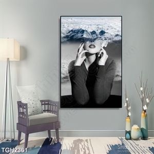Tranh ghép nghệ thuật những ngọn núi phủ tuyết và cô gái