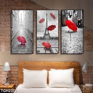 Tranh ghép trang trí chiếc ô màu đỏ tươi dưới chân tháp