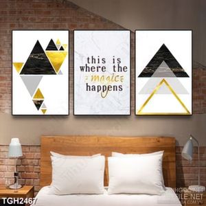 Tranh ghép decor hình tam giác đen vàng chồng lên nhau