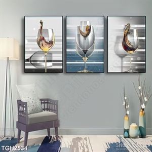 Tranh ghép in uv những chiếc ly thủy tinh xếp chồng lên nhau