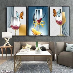 Tranh ghép in canvas ly rượu vang đỏ và cánh bướm xinh đẹp