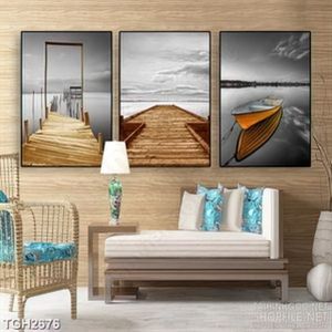 Tranh ghép trang trí cây cầu gỗ màu vàng và chiếc thuyền gỗ