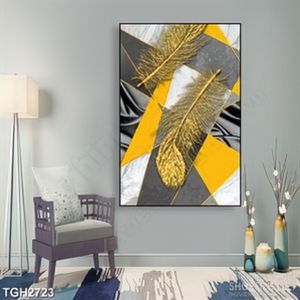 Tranh ghép decor những chiếc lông vũ vàng óng ánh dán tường