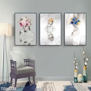 Tranh ghép in canvas những bông hoa khoe sắc bên người đẹp