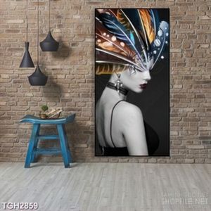 Tranh ghép decor những chiếc lông vũ gắn trên đầu mỹ nhân