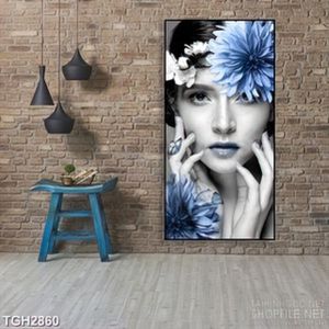 Tranh ghép trang trí bông hoa xanh trên khuôn mặt cô gái