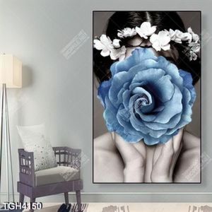 Tranh ghép hoa hồng xanh và người mẫu