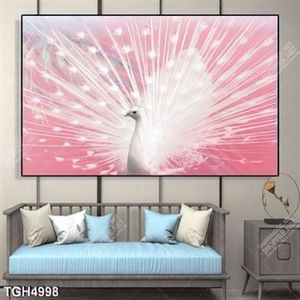 Tranh công trắng nền hồng
