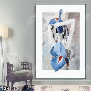 Tranh khổ dọc cô gái và hoa