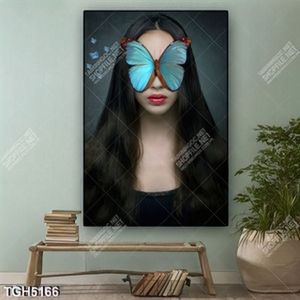 Tranh ghép cô gái và bướm
