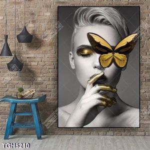 Tranh ghép người mẫu và bướm vàng