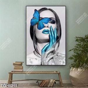 Tranh ghép cô gái và bướm xanh