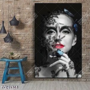 Tranh cô gái và bướm