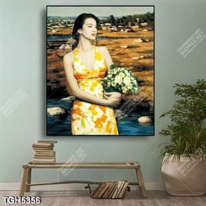Tranh cô gái và hoa khổ dọc
