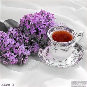 Tranh hoa và tách trà nóng