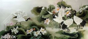 Tranh bông hoa sen trắng và đàn cá koi trong hồ nước