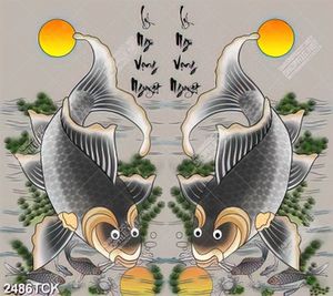 Tranh in uv chú cá chép vui đùa bên bóng ánh trăng vàng