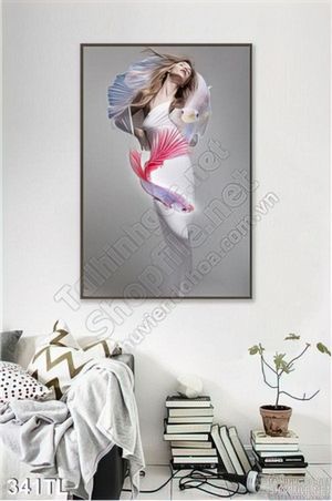 Tranh lụa 3D người mẫu bên cá treo tường