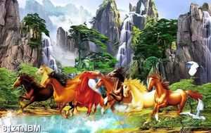 Tranh bát mã truy phong bên rừng núi hùng vĩ nghệ thuật
