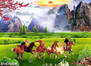 Tranh gắn tường in kính bát mã trên đồng cỏ xanh bên sườn núi