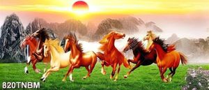 Tranh bát mã trên đồng cỏ xanh in kính
