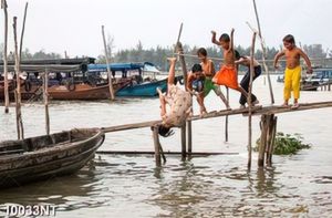 Tranh lũ trẻ tắm sông 