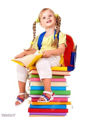 Tranh bé gái ngồi trên chồng sách