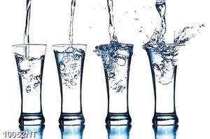 Tranh nghệ thuật rót nước vào ly 