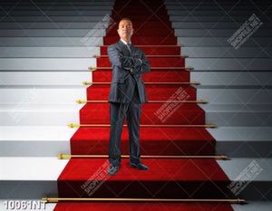 Tranh người đàn ông đứng trên thảm đỏ 