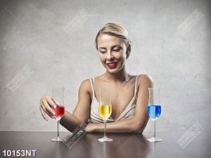 Tranh người đẹp bên ba ly nước