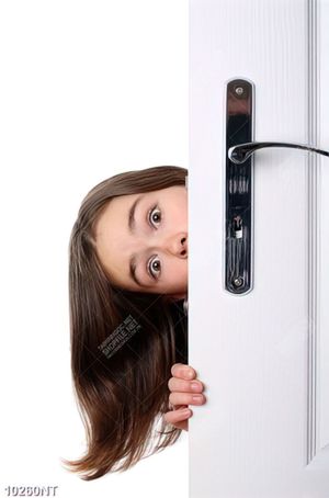 Tranh cô gái đứng sau cánh cửa