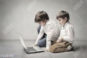 Tranh hai bé trai cùng xem chương trình trên laptop