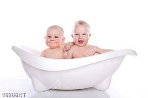 Tranh hai em bé ngồi trong bồn tắm