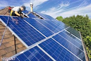 Tranh lắp đặt tấm pin năng lượng mặt trời