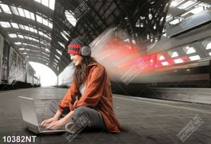 Tranh cô gái đeo headphone