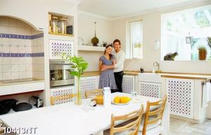 Tranh cặp đôi đứng trong bếp