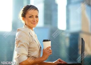 Tranh cô gái cầm ly cà phê