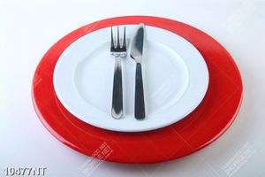 Tranh dao và nỉa trên đĩa