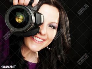 Tranh cô gái cầm máy chụp ảnh
