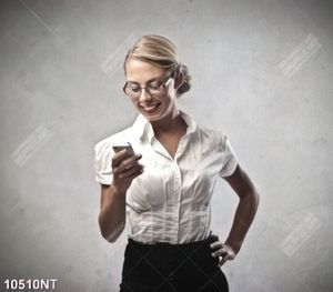 Tranh cô gái trẻ bấm điện thoại