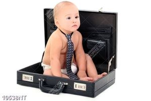 Tranh cậu bé ngồi trong valy