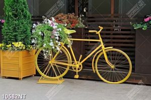 Tranh xe đạp vàng và hoa trang trí 