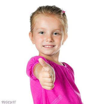 Tranh bé gái mặc áo hồng 
