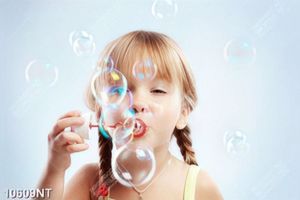 Tranh bé gái thổi bong bóng xà phòng