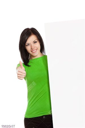 Tranh cô gái mặc áo xanh lá đứng cạnh tấm bảng trắng